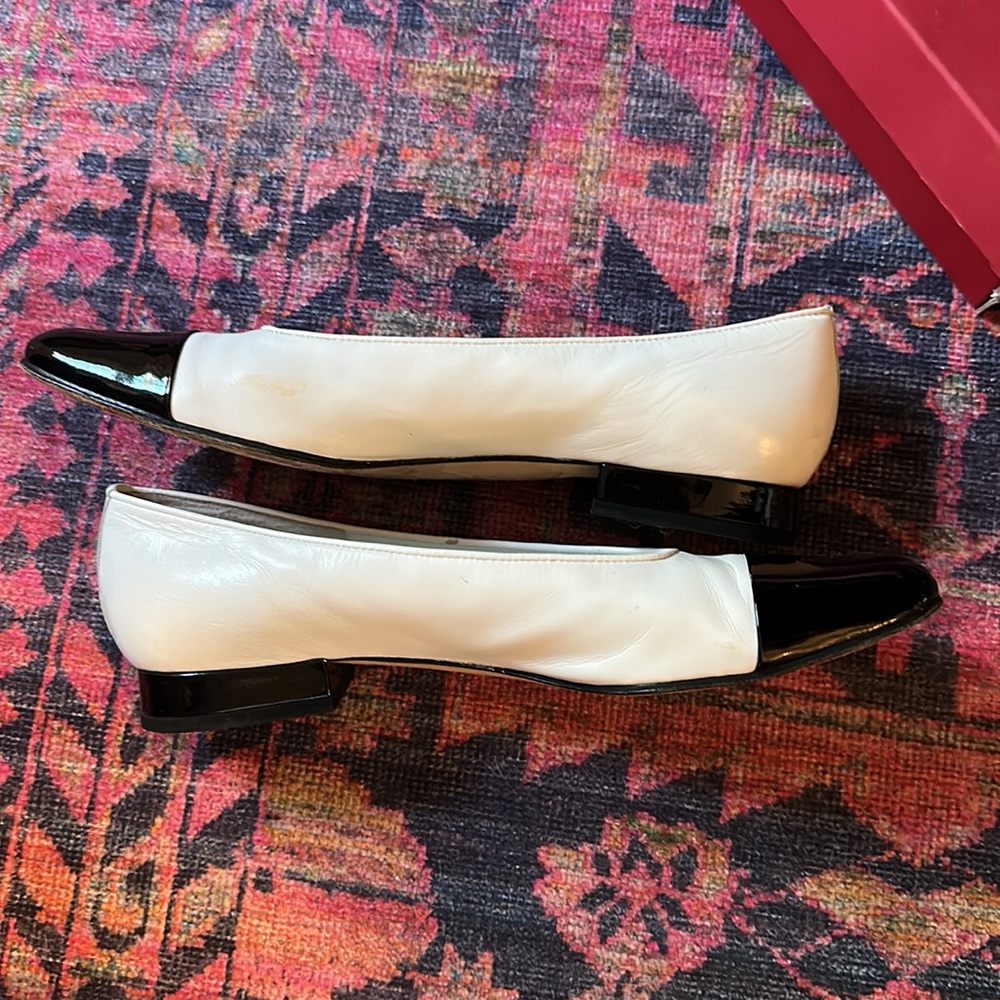 Van Eli White Leather Flats W/ Black Patent Leather W/ Box Size 9.5 Slim - Picture 3 of 10